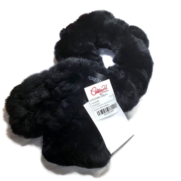 🔥NWT $365 ADRIENNE LANDAU BLACK GENUINE RABBIT FUR POM POM SCARF - SOLD OUT! 🔥 - Picture 3 of 8